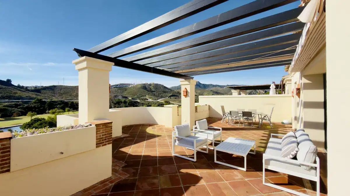 3 bedrooms, 3.5 bathrooms Penthouse in Benahavís