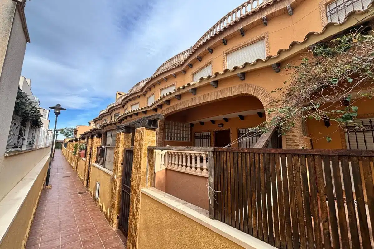 5 bedrooms, 2 bathrooms Townhouse in Guardamar del Segura