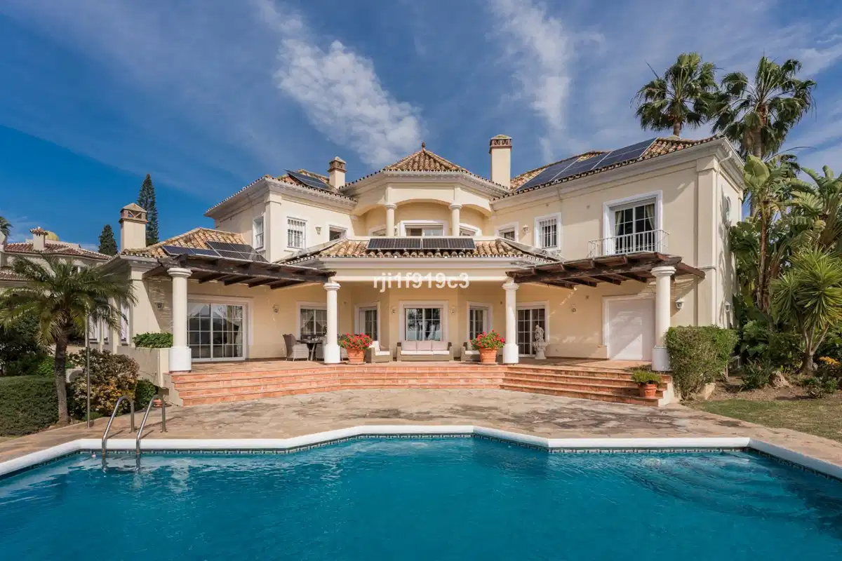 4 bedrooms, 4.5 bathrooms Villa in Elviria