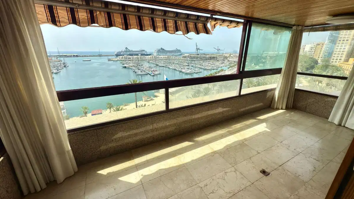 6 bedrooms, 5 bathrooms Penthouse in Alicante