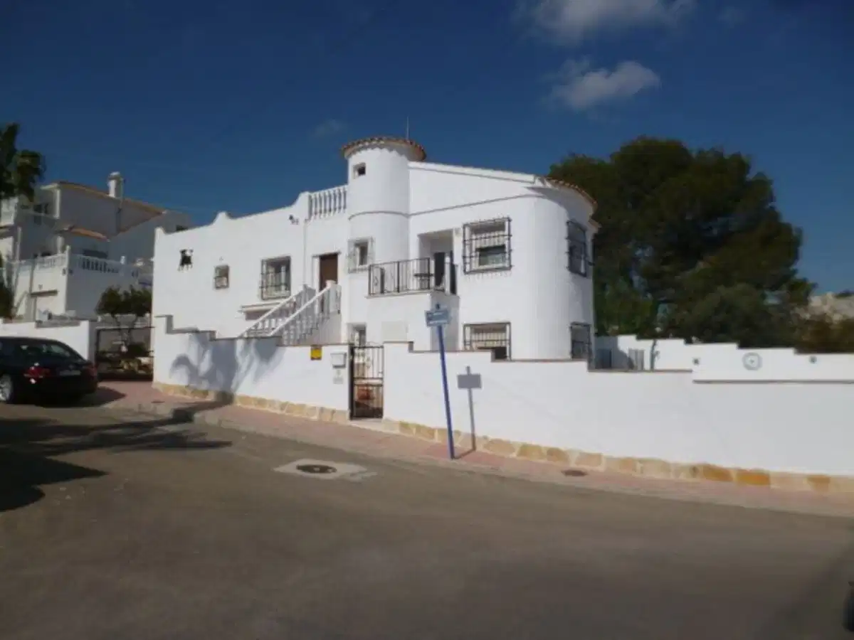 5 bedrooms, 4 bathrooms Villa in Villamartin
