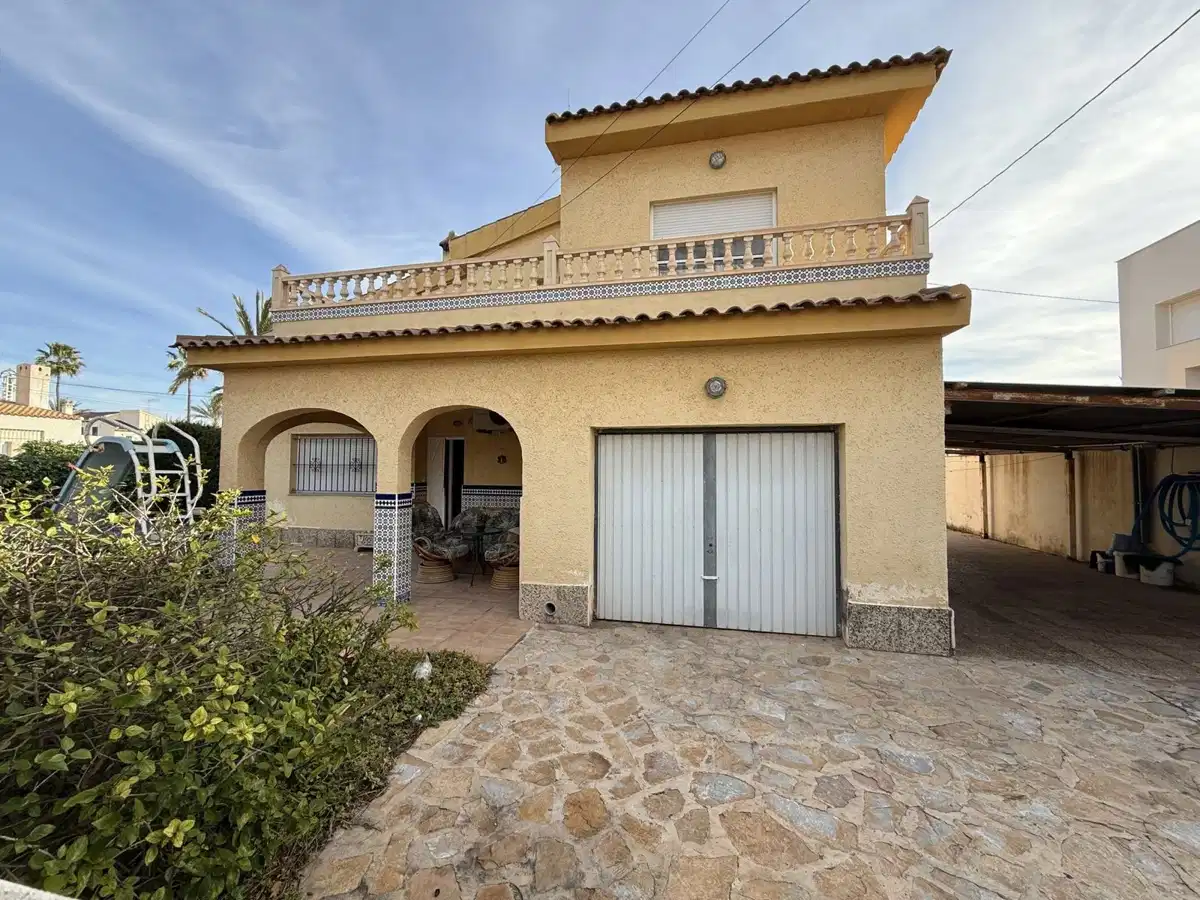 6 bedrooms, 3 bathrooms Villa in Torrevieja