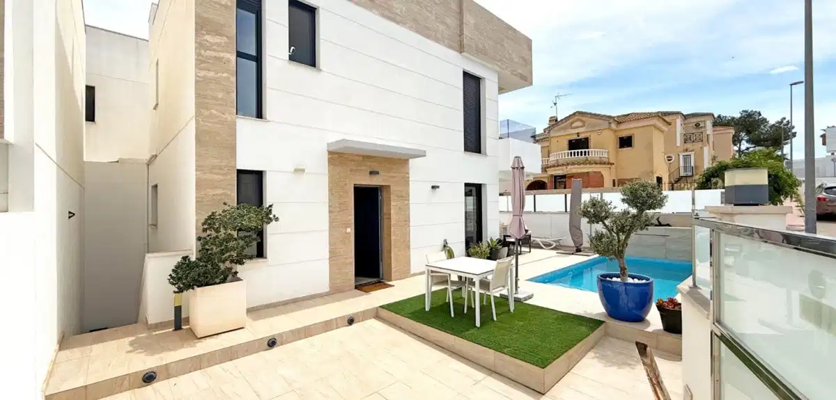 3 bedrooms, 3 bathrooms Villa in Villamartin