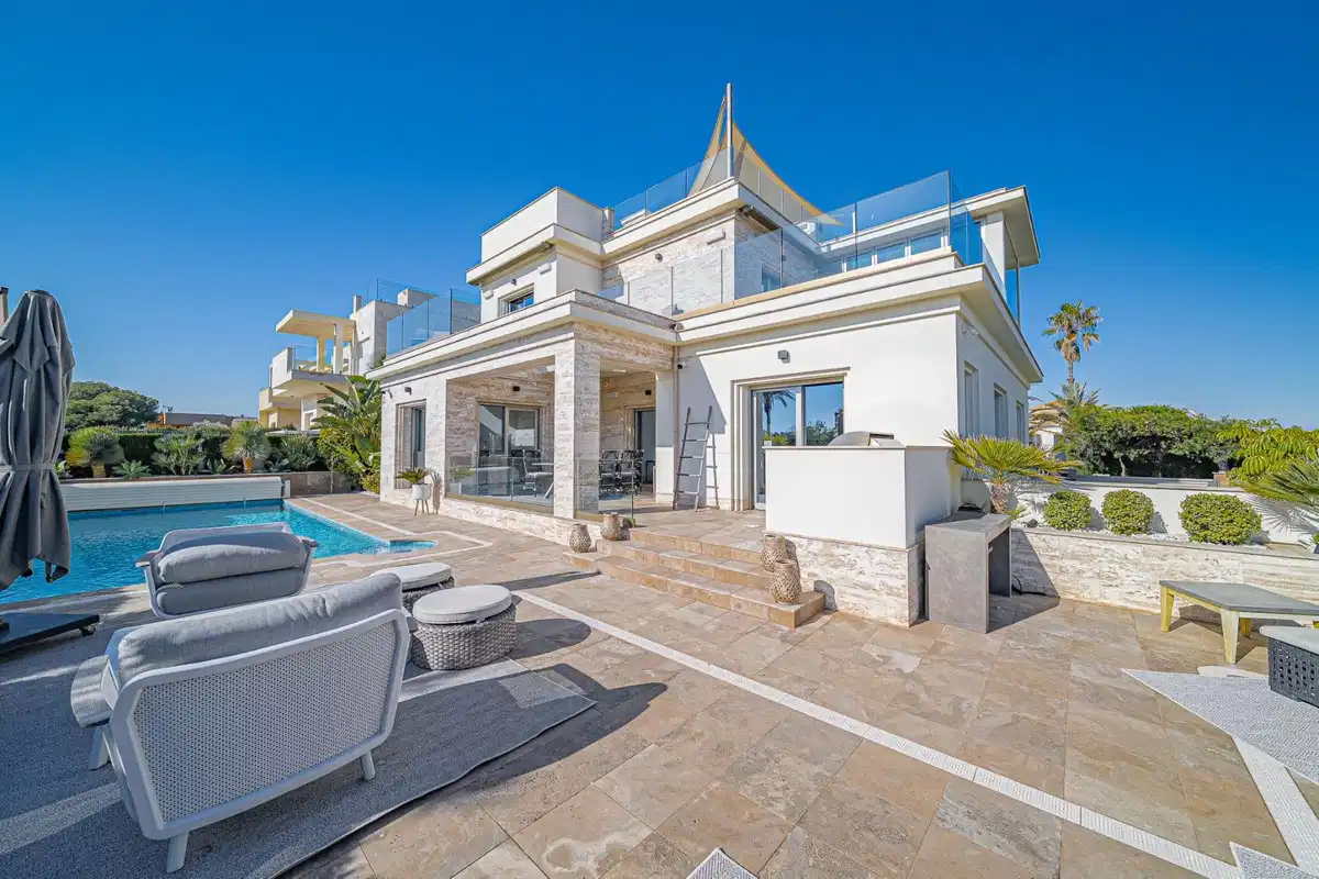 6 bedrooms, 4 bathrooms Villa in Orihuela Costa