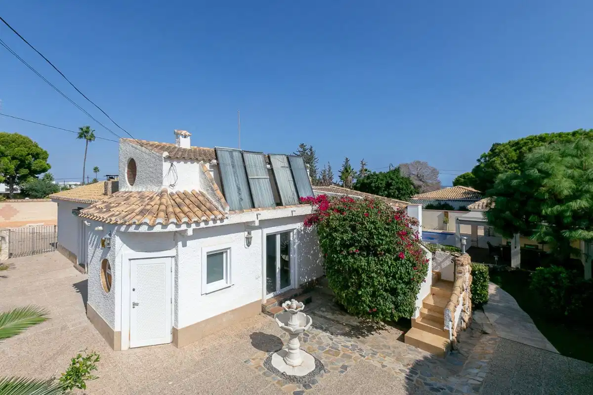 6 bedrooms, 4 bathrooms Villa in Orihuela Costa