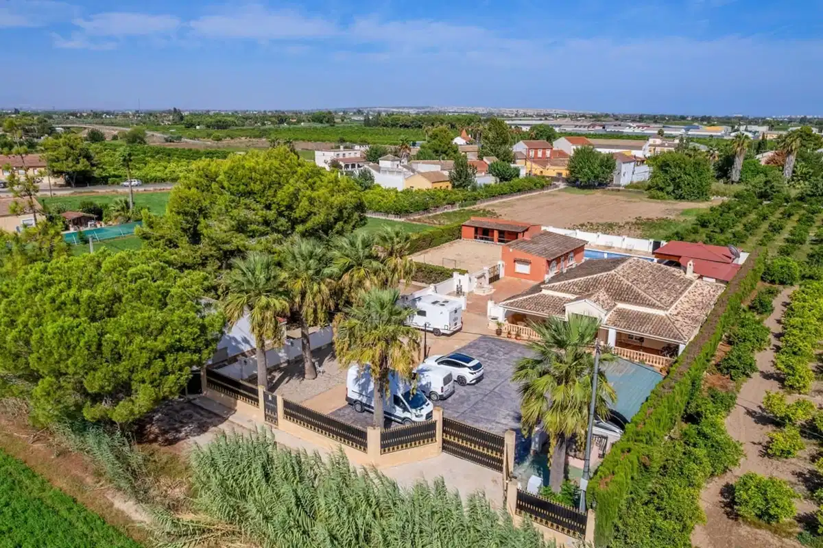6 bedrooms, 4 bathrooms Finca in Heredades