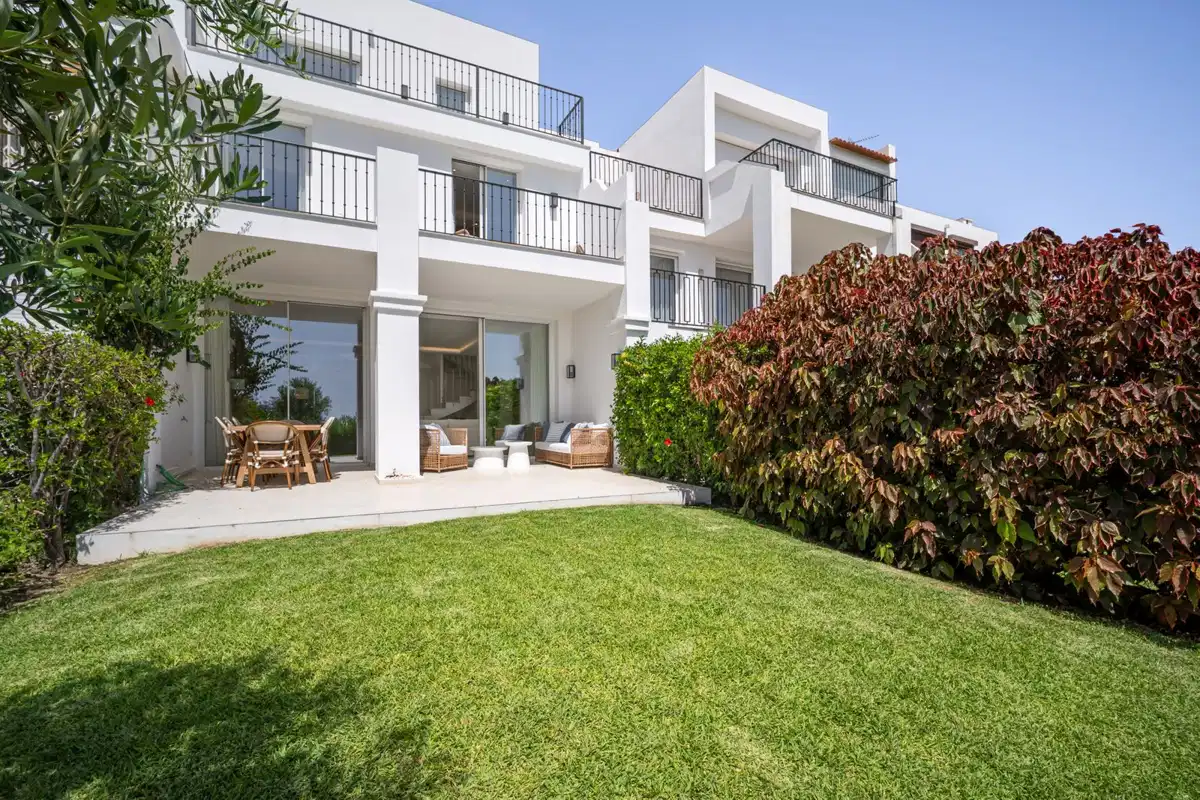 4 bedrooms, 4.5 bathrooms Townhouse in La Quinta