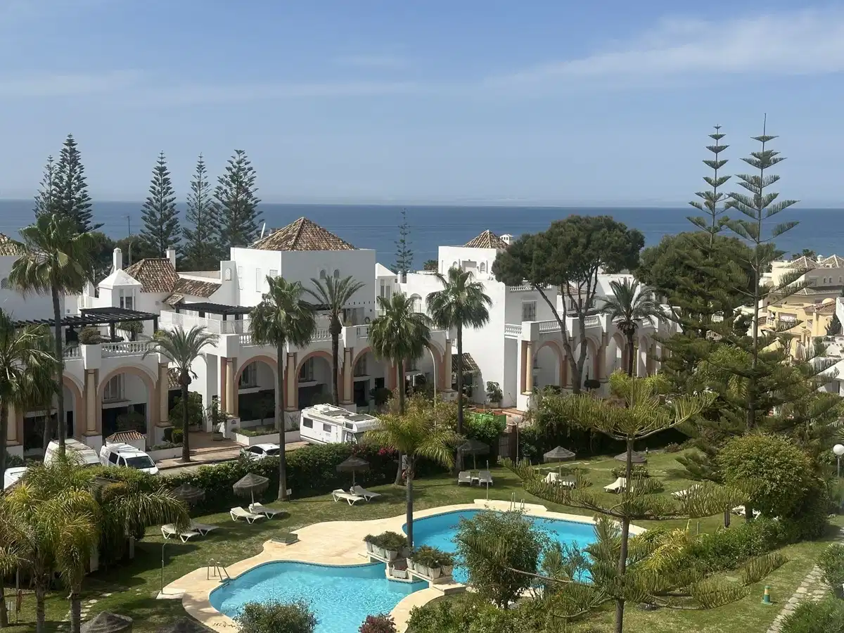 3 bedrooms, 2.5 bathrooms Apartment in Elviria
