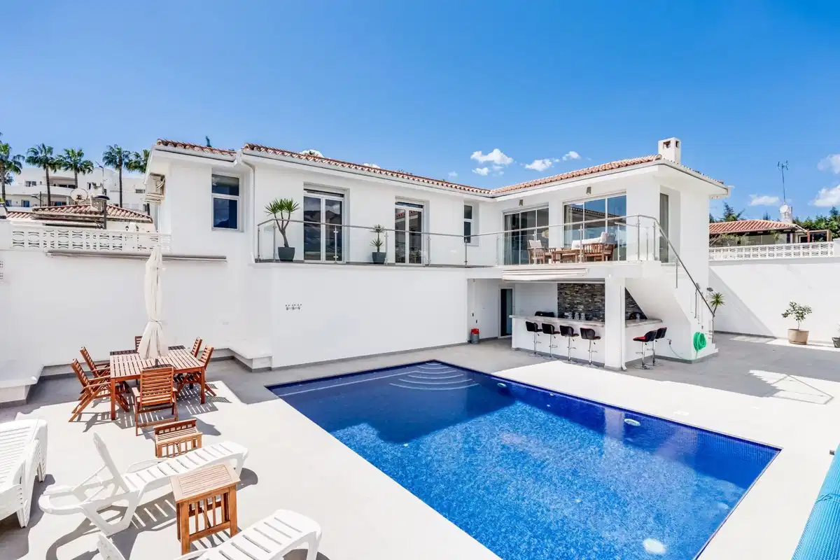 4 bedrooms, 4 bathrooms Villa in Estepona