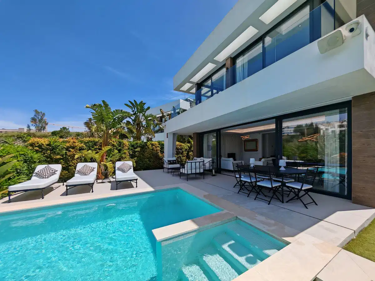 5 bedrooms, 4 bathrooms Villa in Estepona
