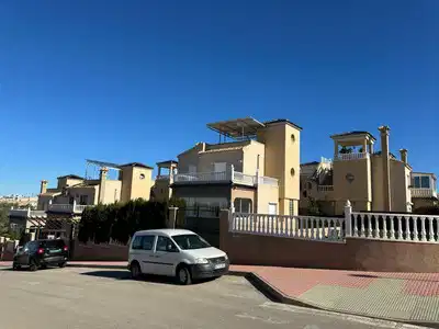 4 bedrooms, 3 bathrooms Townhouse in Villamartin thumb 2