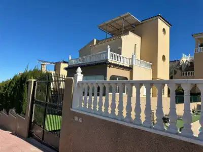 4 bedrooms, 3 bathrooms Townhouse in Villamartin thumb 3