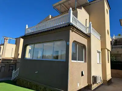4 bedrooms, 3 bathrooms Townhouse in Villamartin thumb 7