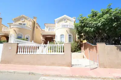 3 bedrooms, 1 bathrooms Villa in Orihuela Costa thumb 2