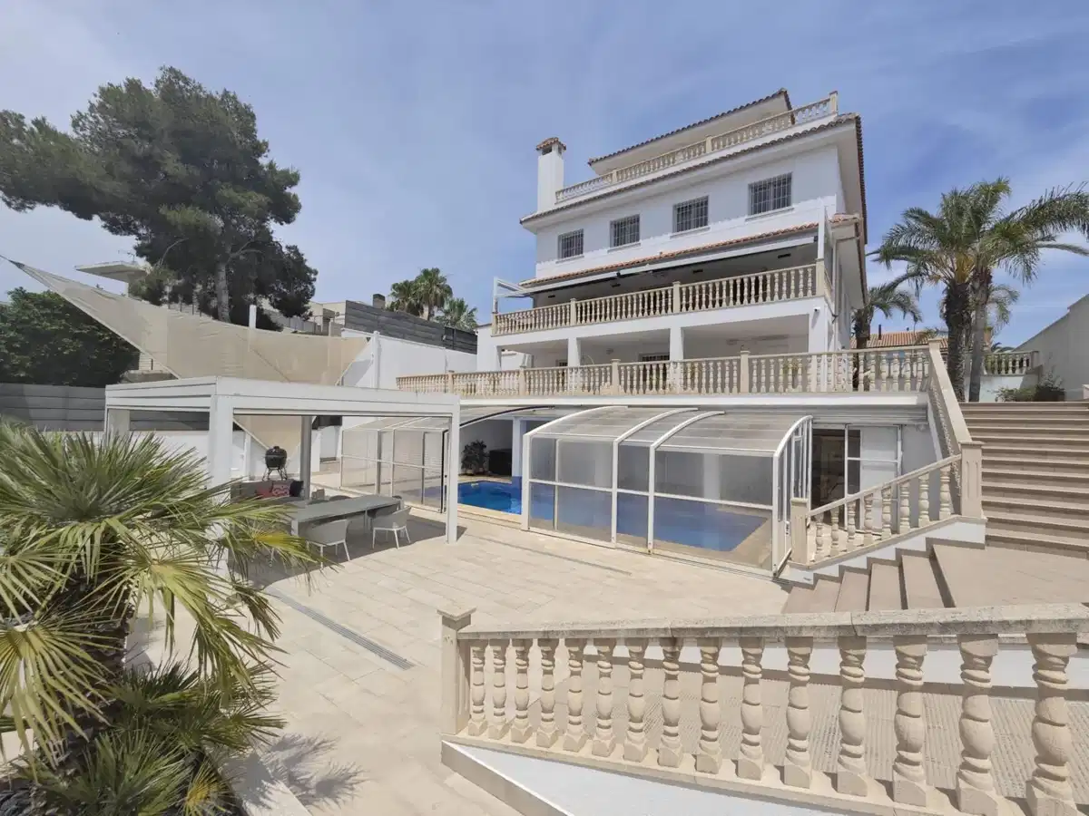 4 bedrooms, 5 bathrooms Villa in Campoamor