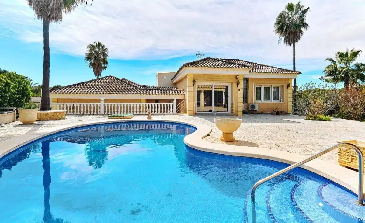 5 bedrooms, 4 bathrooms Villa in Campoamor