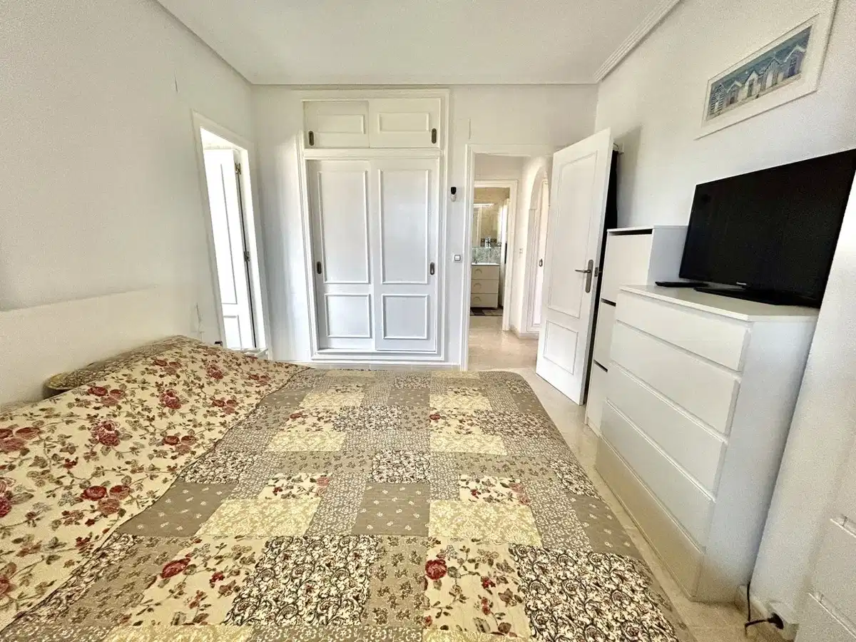 5 bedrooms, 4 bathrooms Villa in Villamartin thumb 14