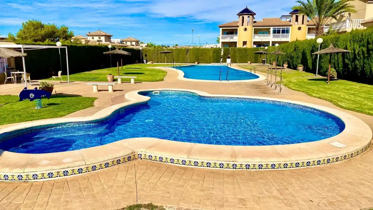 5 bedrooms, 4 bathrooms Villa in Villamartin thumb 2