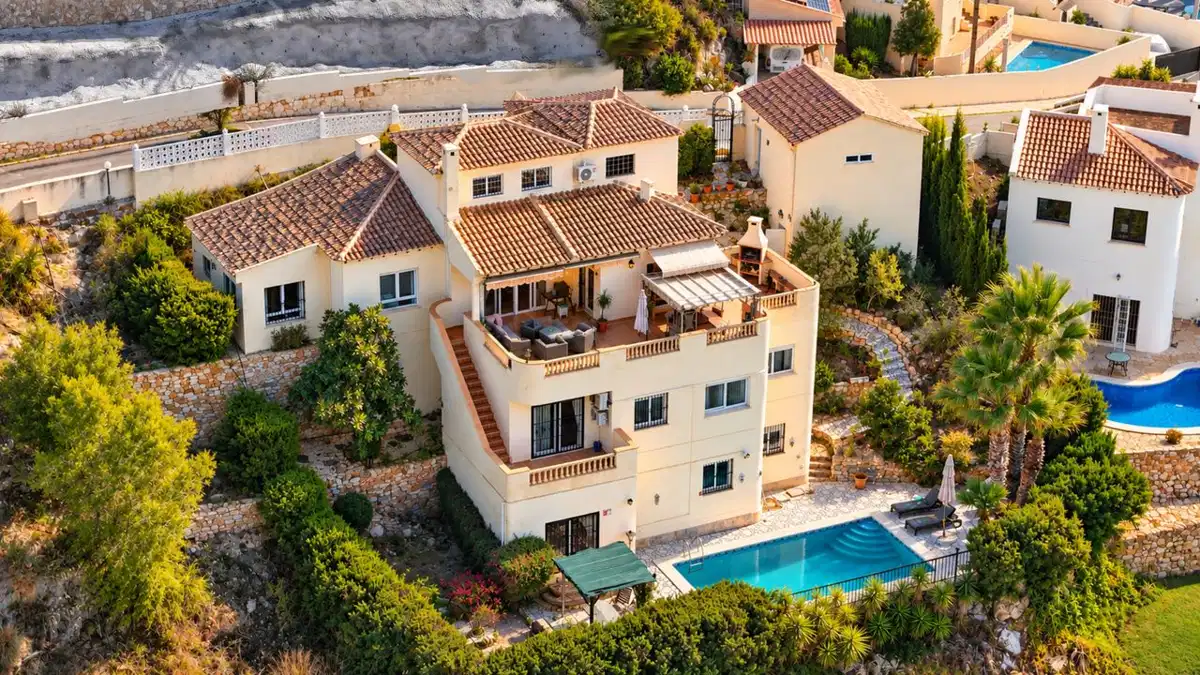 5 bedrooms, 4 bathrooms Villa in Villamartin thumb 2