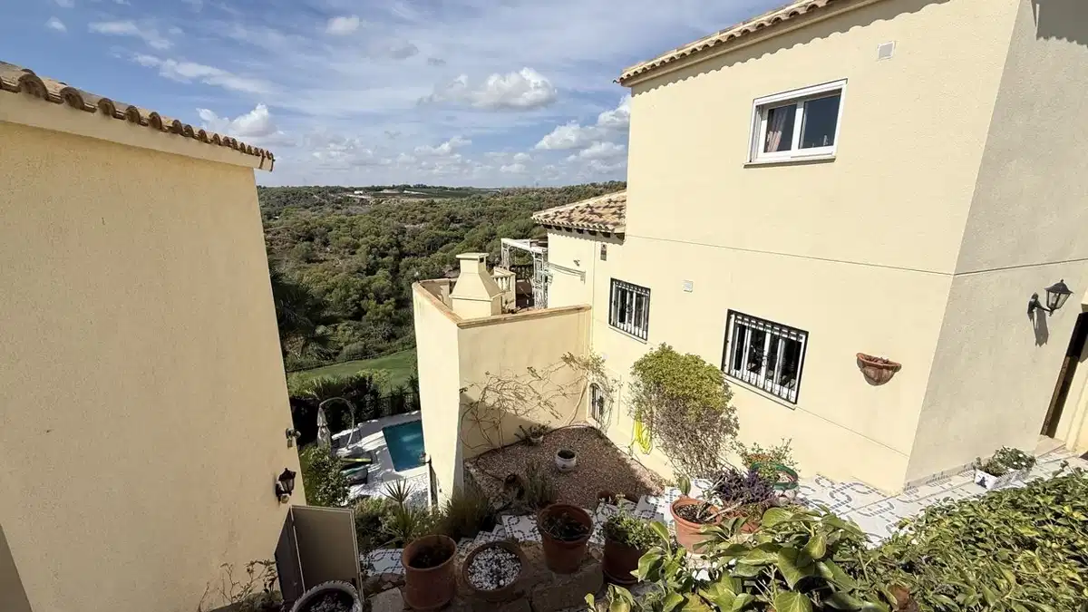 5 bedrooms, 4 bathrooms Villa in Villamartin thumb 4