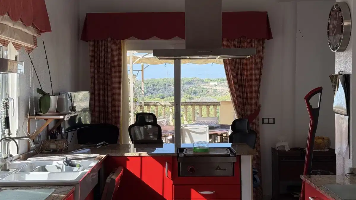 5 bedrooms, 4 bathrooms Villa in Villamartin thumb 8