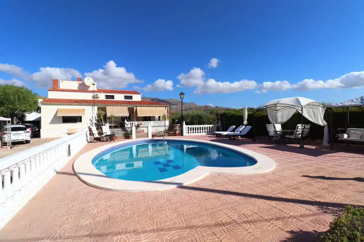 6 bedrooms, 4 bathrooms Villa in Crevillent