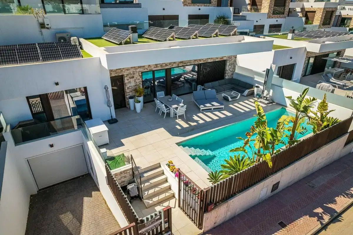 4 bedrooms, 4 bathrooms Villa in Rojales