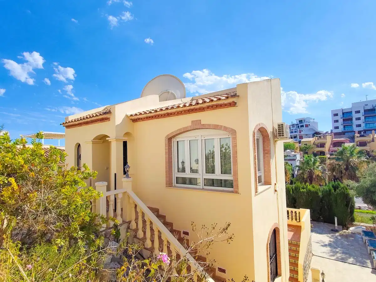3 bedrooms, 2 bathrooms Villa in Villamartin thumb 2