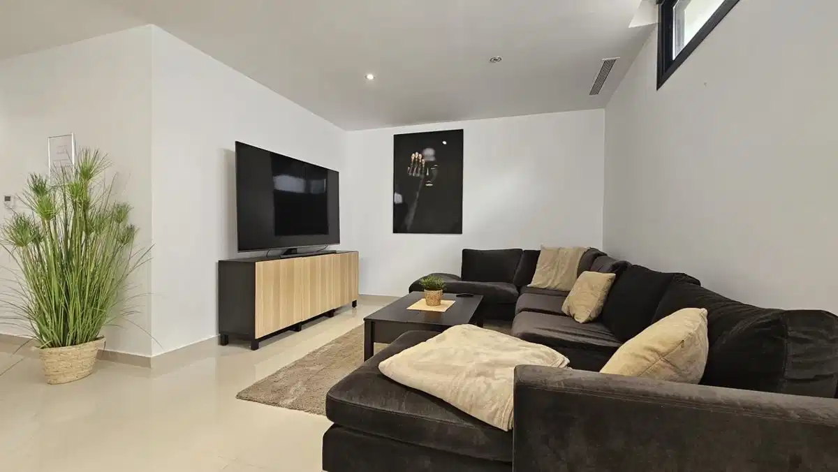 6 bedrooms, 4 bathrooms Villa in Villamartin thumb 10