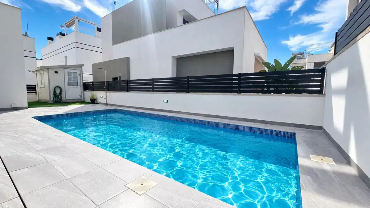 6 bedrooms, 4 bathrooms Villa in Villamartin thumb 2