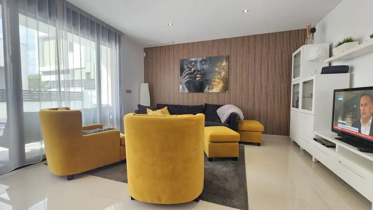 6 bedrooms, 4 bathrooms Villa in Villamartin thumb 3