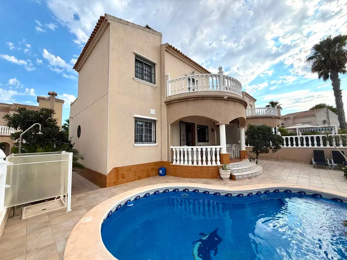 3 bedrooms, 2 bathrooms Villa in Orihuela Costa