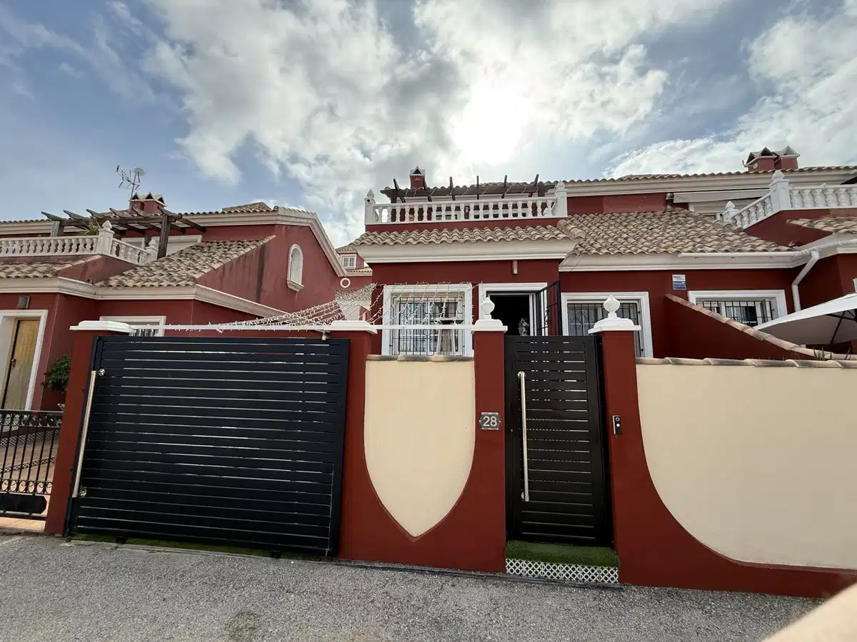 3 bedrooms, 2 bathrooms House in Villamartin thumb 2