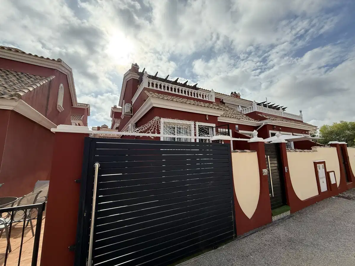 3 bedrooms, 2 bathrooms House in Villamartin thumb 4