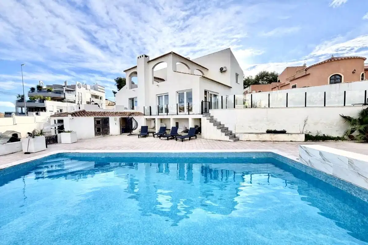 6 bedrooms, 2 bathrooms Villa in Villamartin