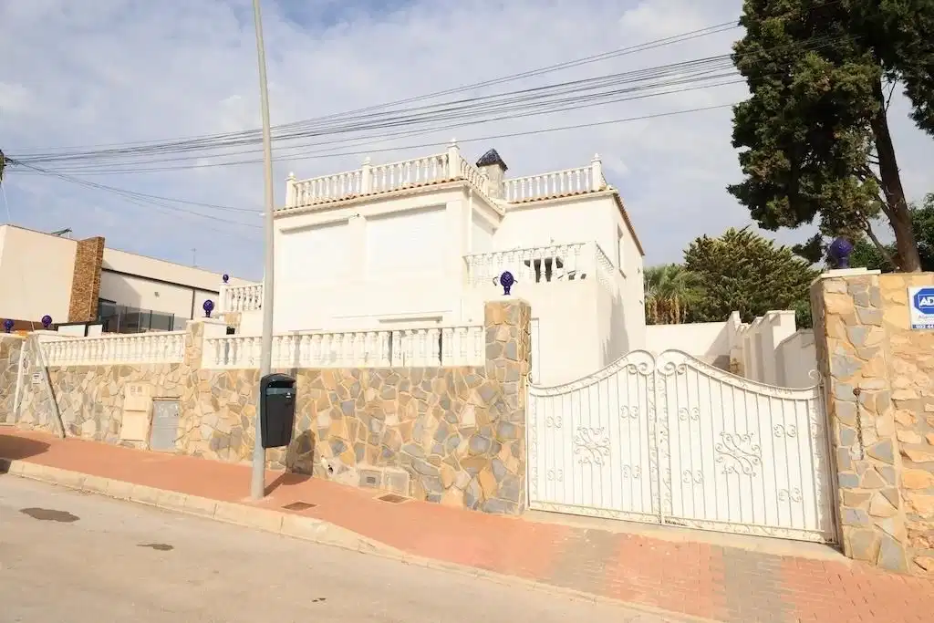 5 bedrooms, 3 bathrooms Villa in Torrevieja