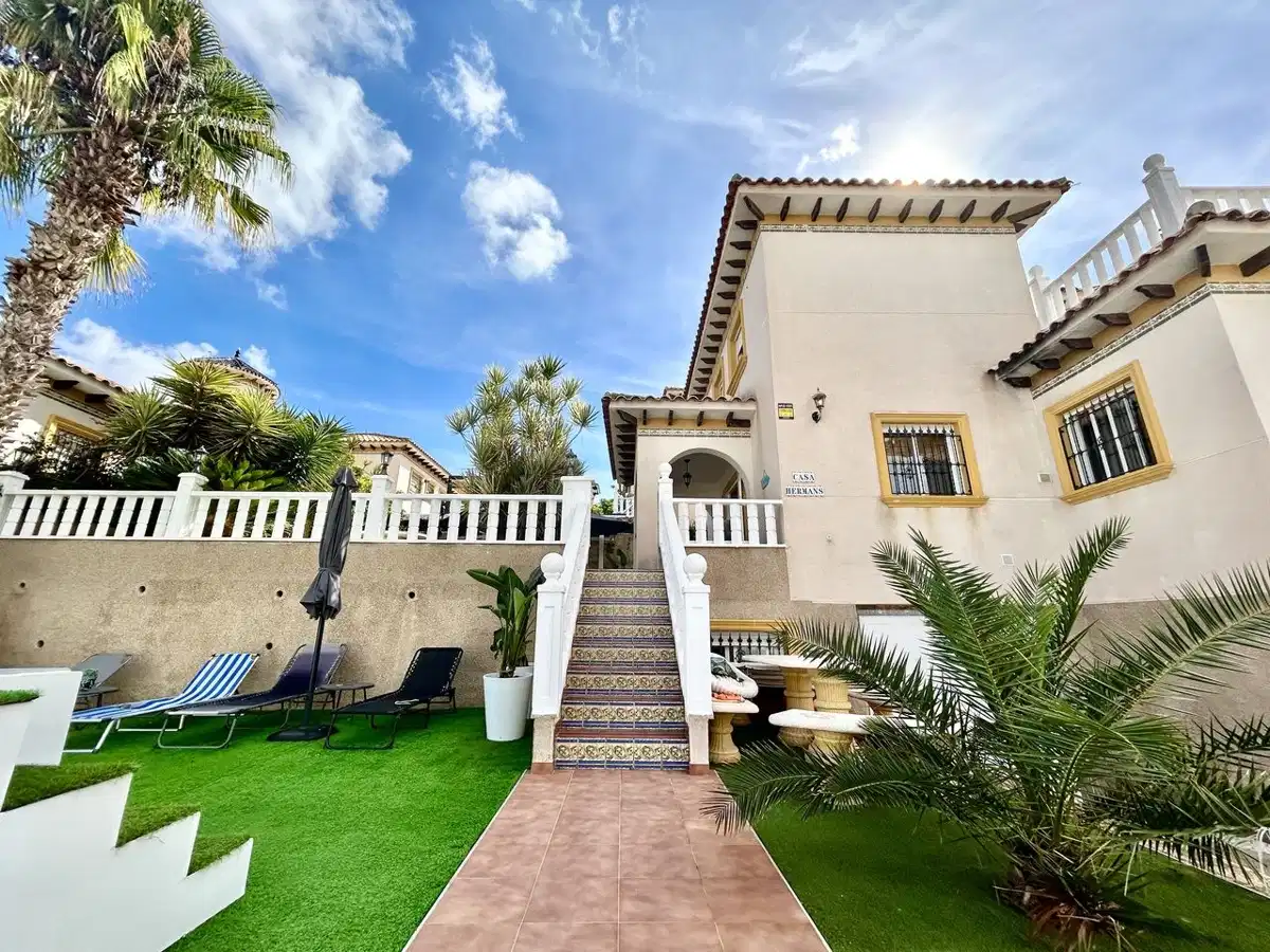4 bedrooms, 3 bathrooms Villa in Villamartin