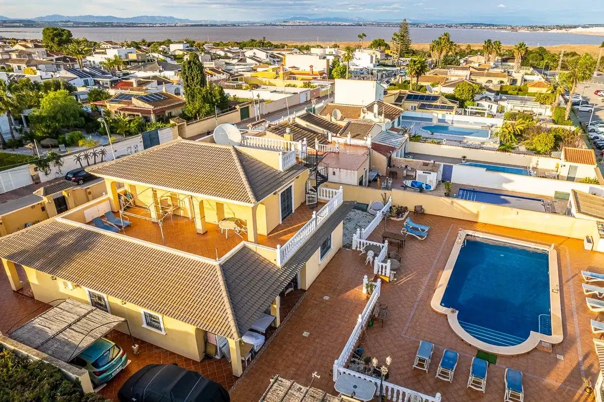 6 bedrooms, 6 bathrooms Villa in Torrevieja