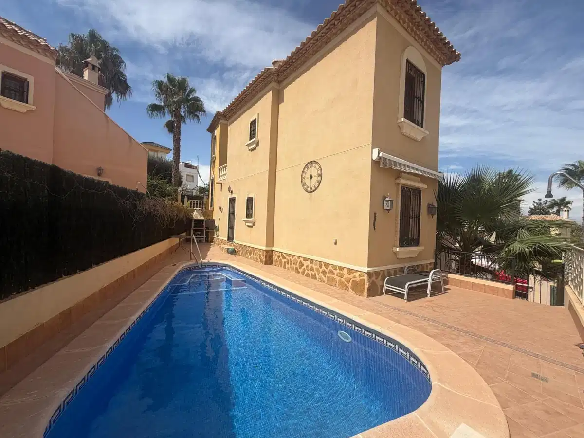 3 bedrooms, 2 bathrooms Villa in Rojales