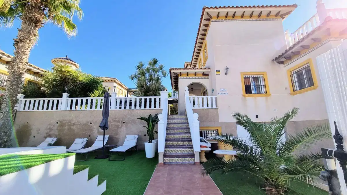 4 bedrooms, 3 bathrooms Villa in Villamartin