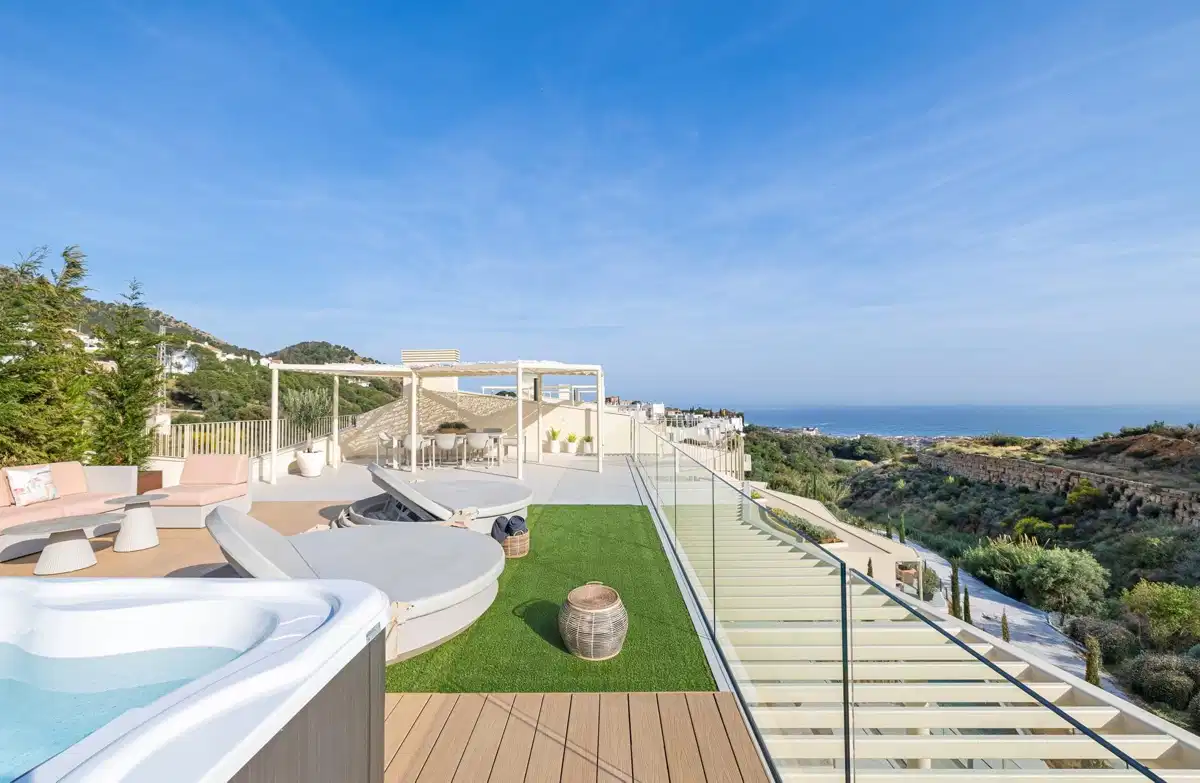 3-Bedroom, 2-Bathroom Penthouse with Panoramic Sea and Mountain Views in El Higuerón
