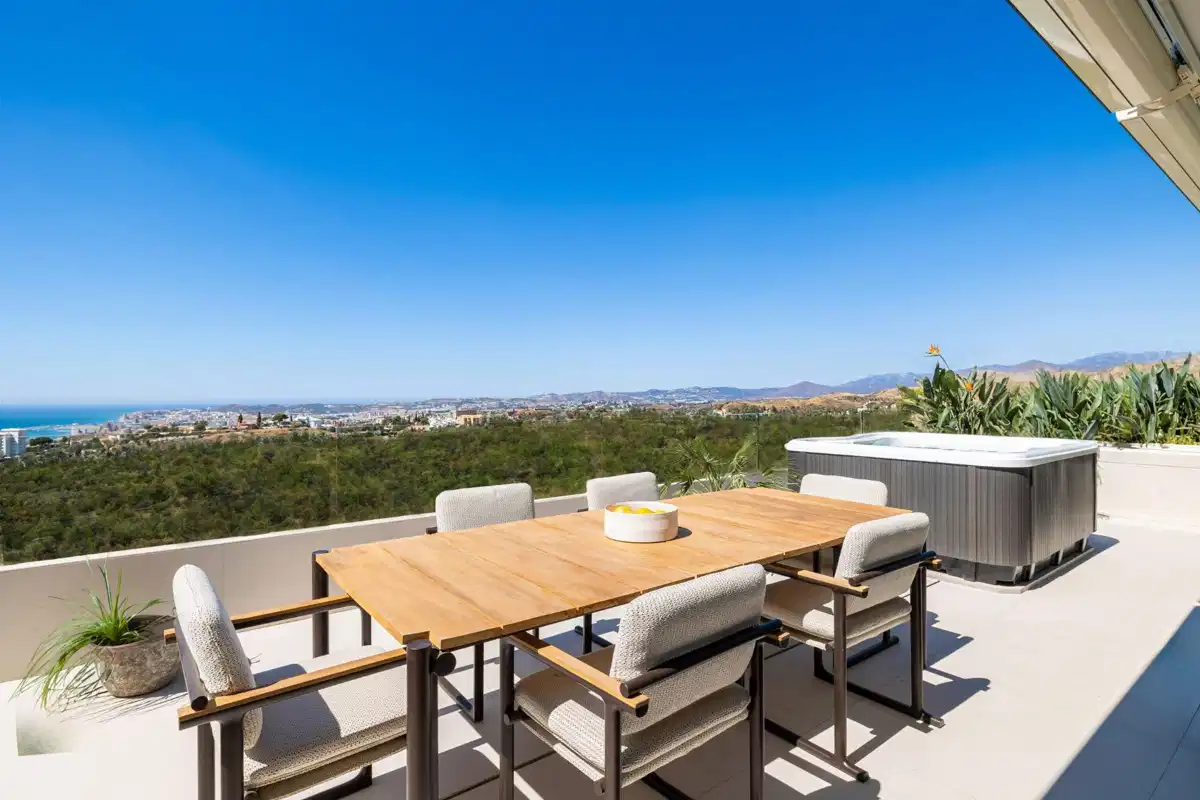 3-Bedroom, 2-Bathroom Penthouse with Expansive Terraces and Sea Views in El Higuerón