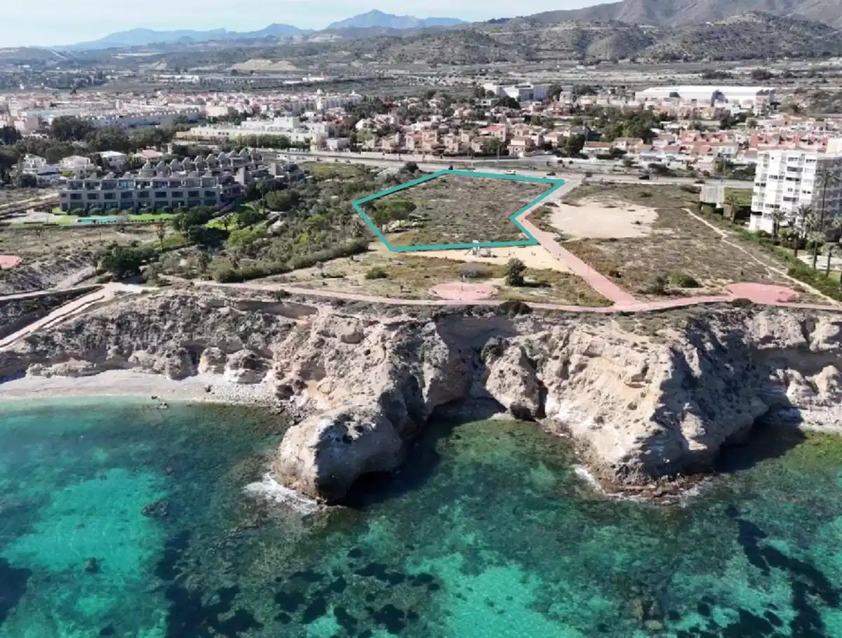3-Bedroom, 2-Bathroom Frontline Beach Townhouse with Sea Views in El Campello, Costa Blanca