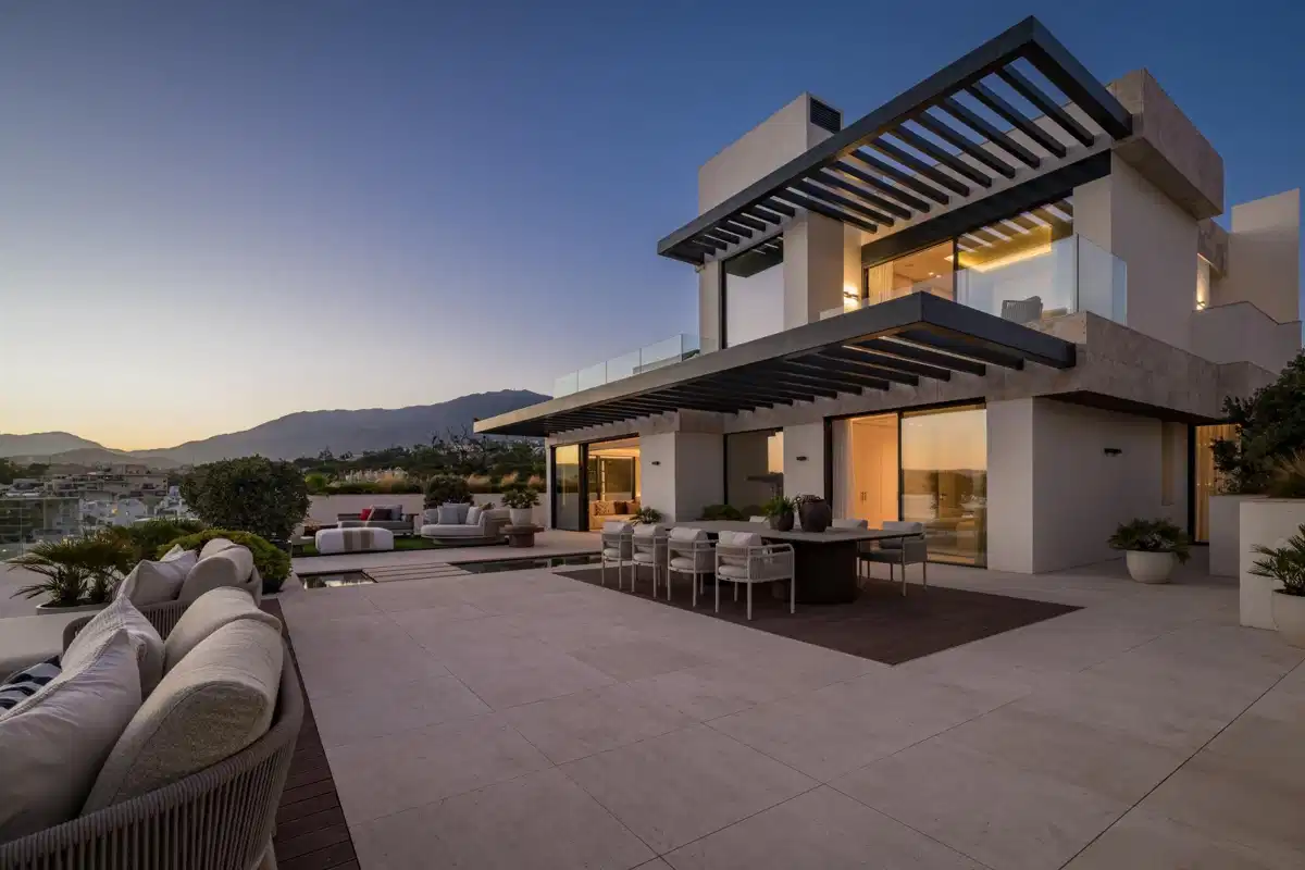 3-Bedroom, 3-Bathroom Beachfront Penthouse with Panoramic Sea Views in Estepona